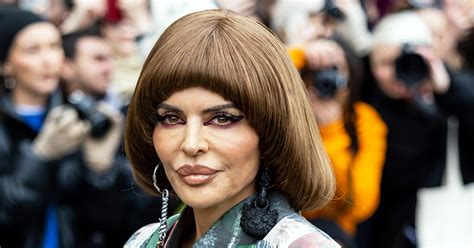 Lisa Rinna debuted a bowl haircut during Fashion。